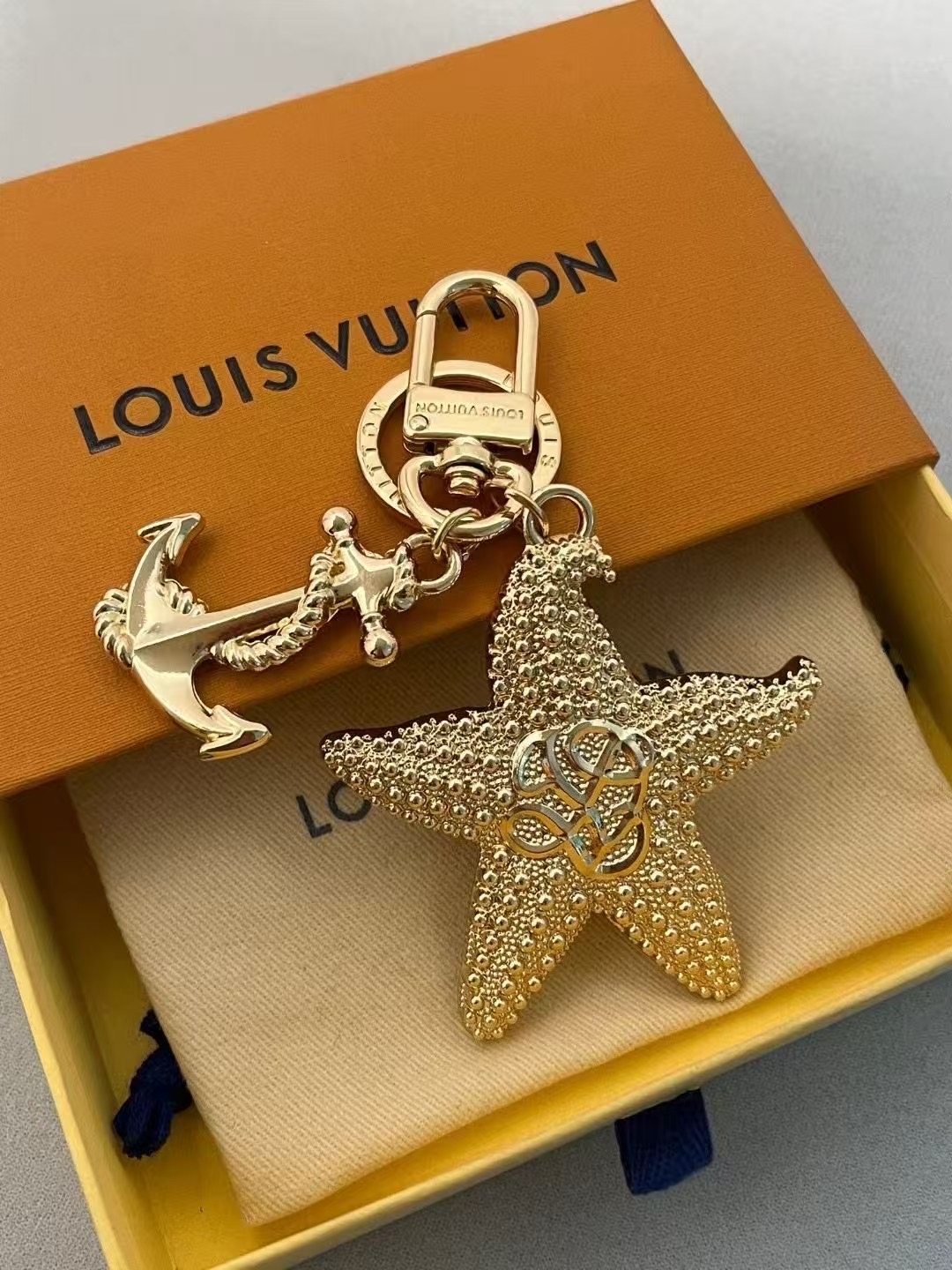 [TOP] Louis Vuitton LV  Key Chain-Gold