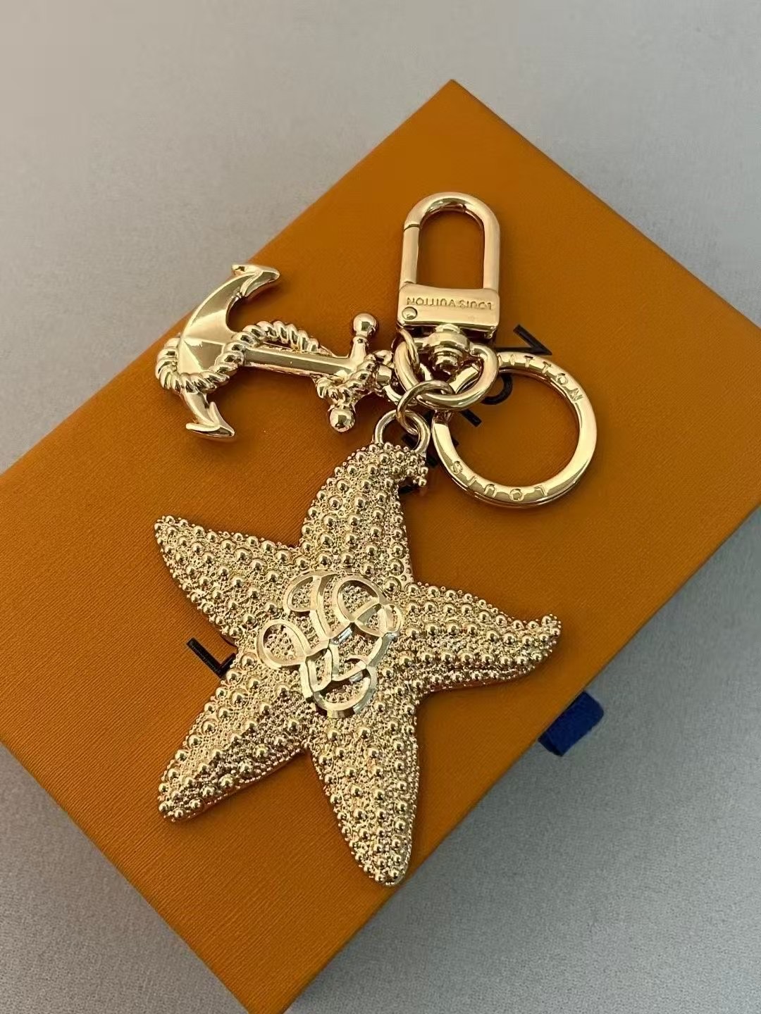 [TOP] Louis Vuitton LV  Key Chain-Gold
