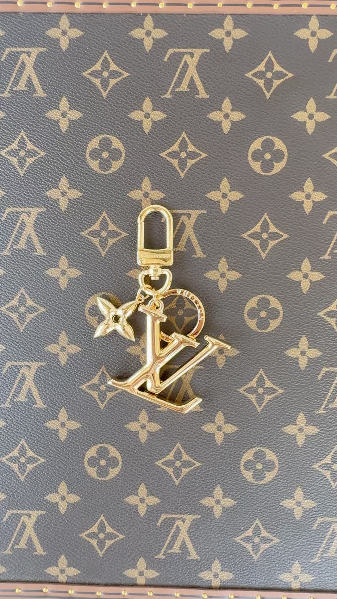 [TOP] Louis Vuitton LV  Key Chain-Gold