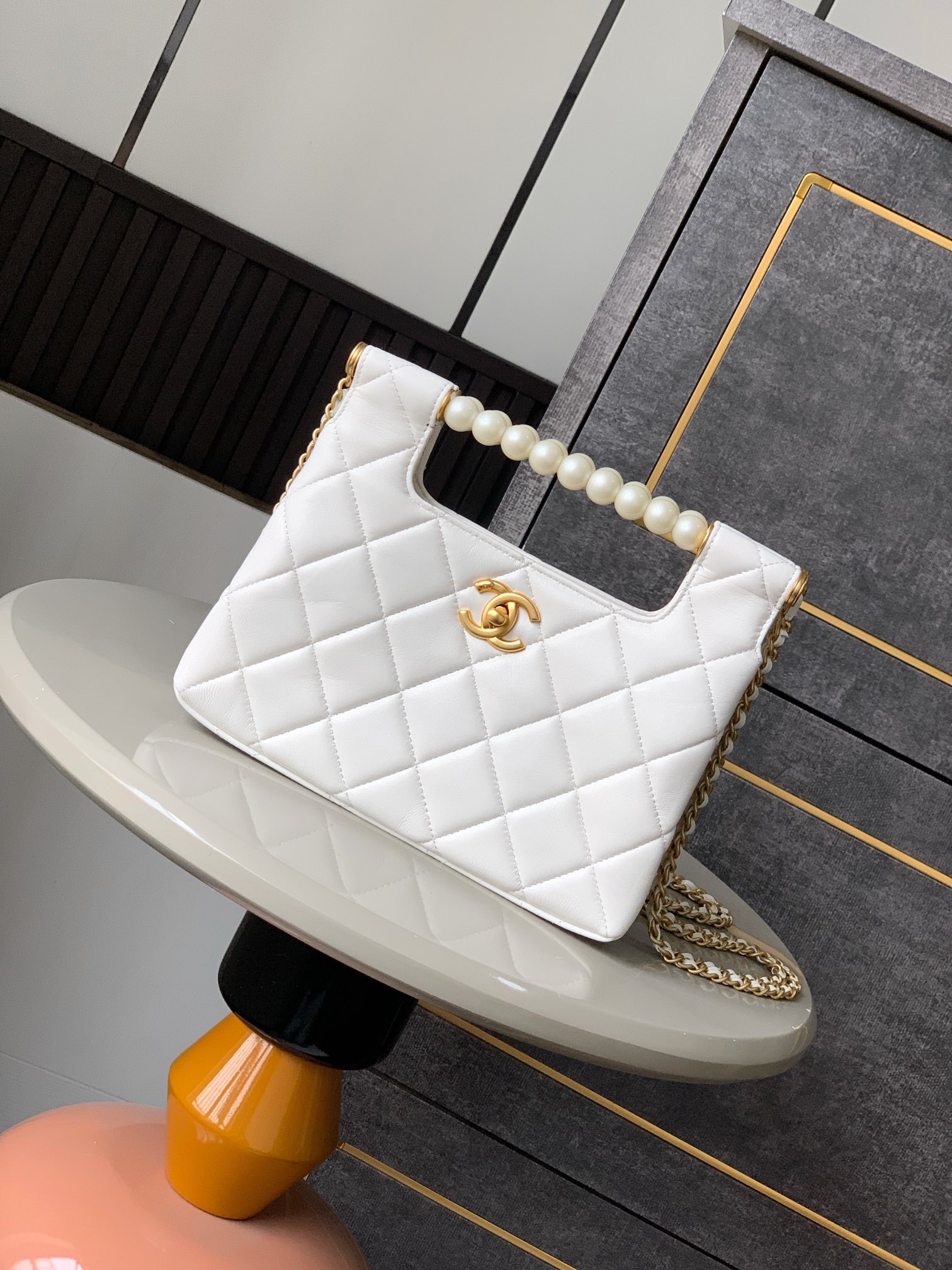 [TOP] CHANEL Pearl Handle Leather Bag 24x18 cm - 2 Colors