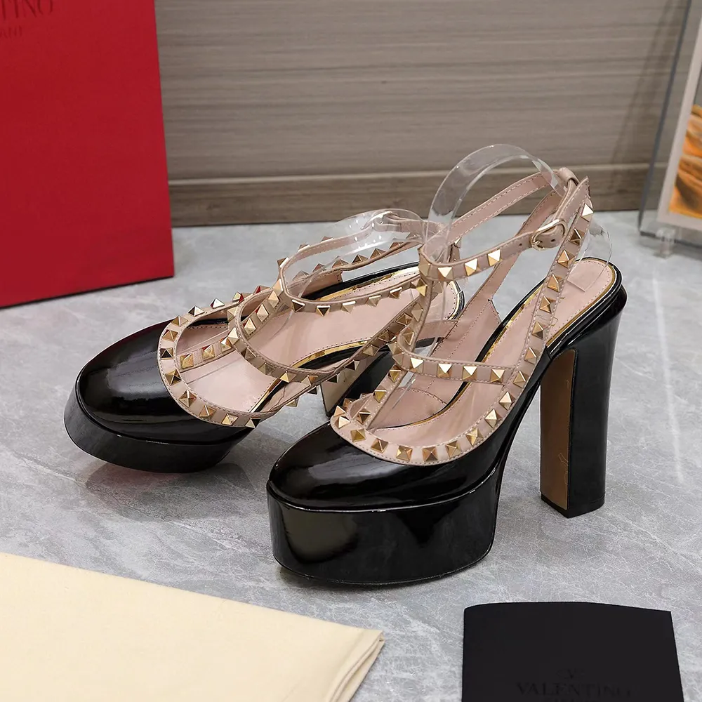 [TOP] VALENTINO Rockstud Patent Leather Platform Pumps - Black