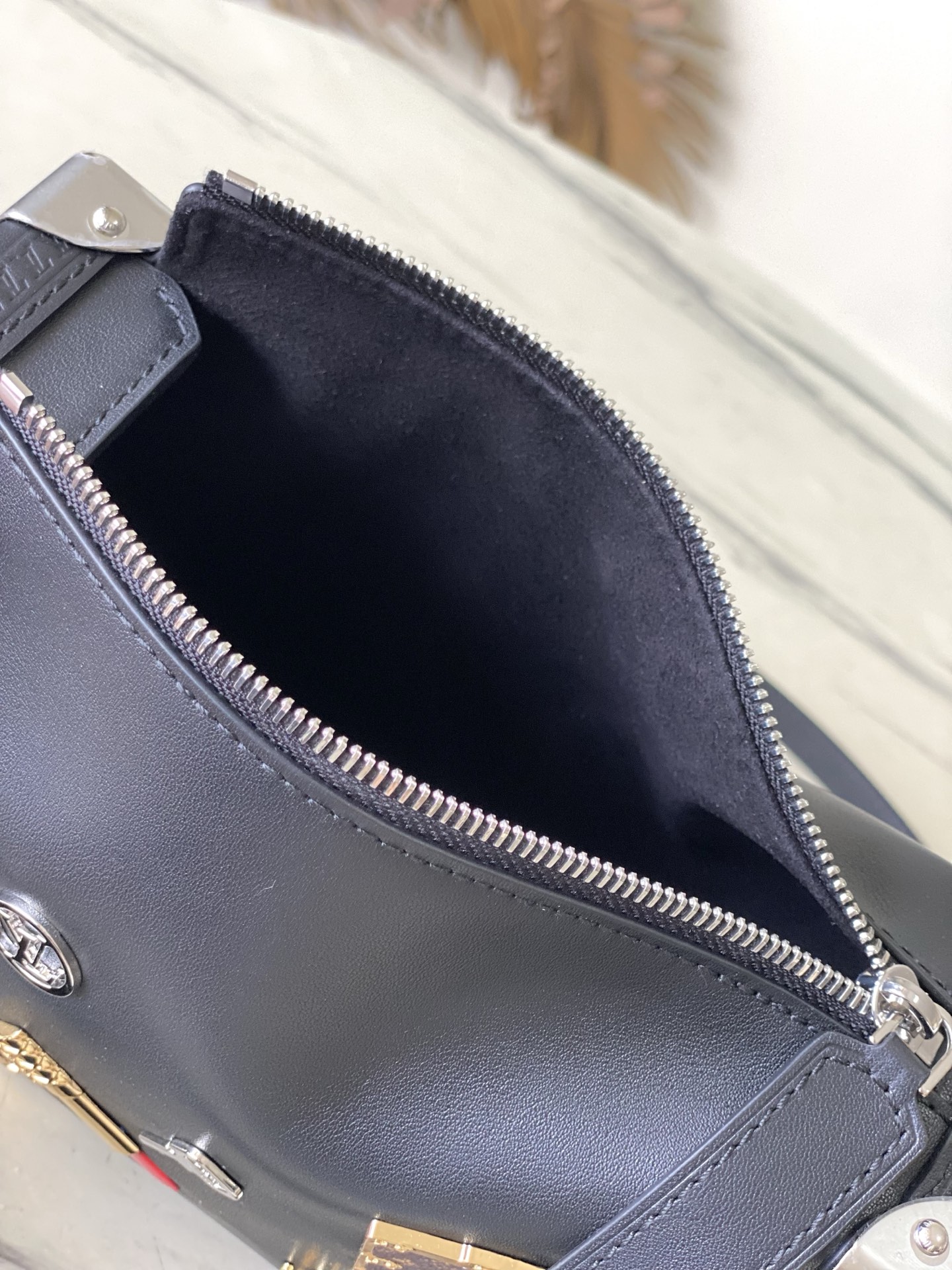 [TOP] Louis Vuitton LV Side Trunk Handbag  16 x 8.5 x 23.5cm - Black