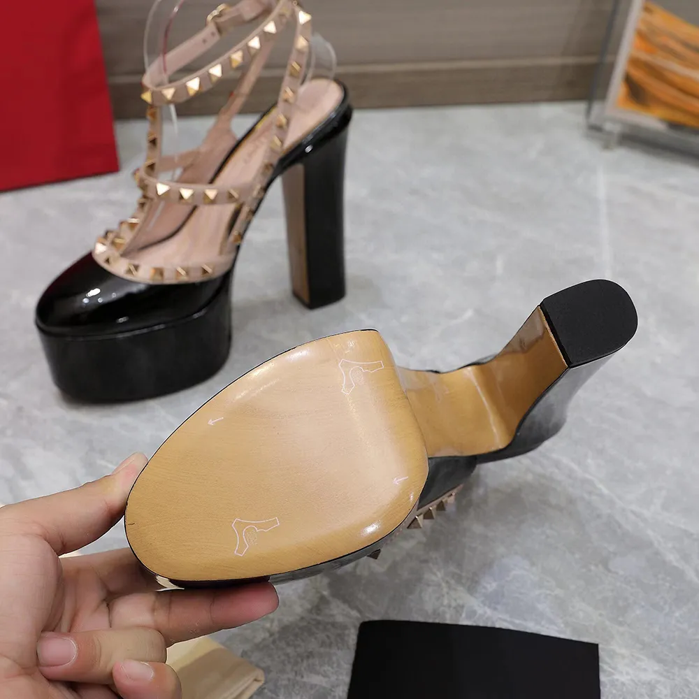 [TOP] VALENTINO Rockstud Patent Leather Platform Pumps - Black
