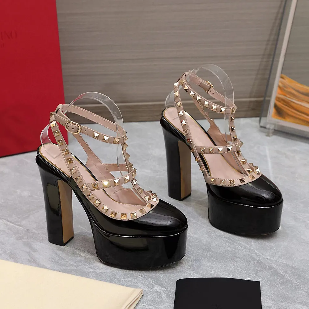 [TOP] VALENTINO Rockstud Patent Leather Platform Pumps - Black