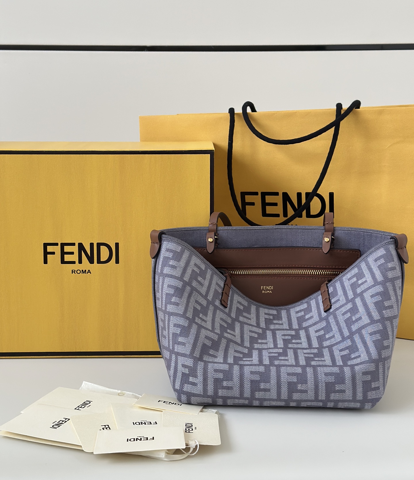 [TOP] FENDI Roll Bag 22/14/18cm - Blue