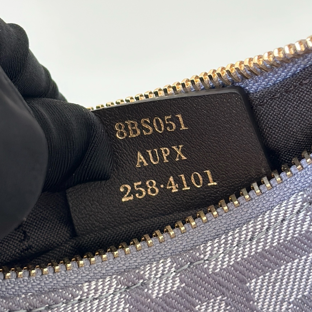 [TOP] FENDI Classic Metal Logo Fendigraphy Bag 20x7.5x13cm - Denim Blue&GHW