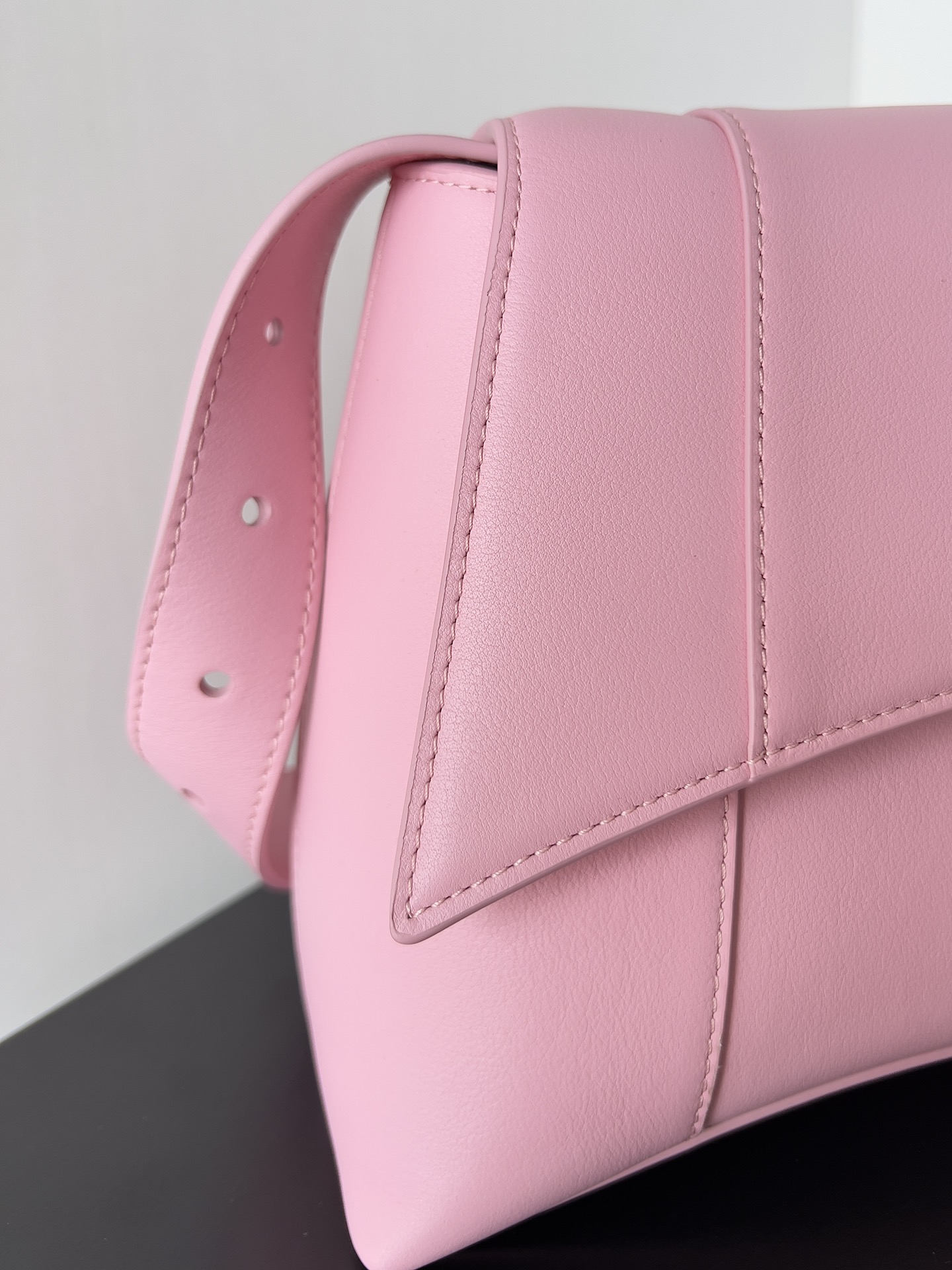 [TOP] BALENCIAGA Downtown Bag 30.0 x 17.3 x 9.9 cm - Pink