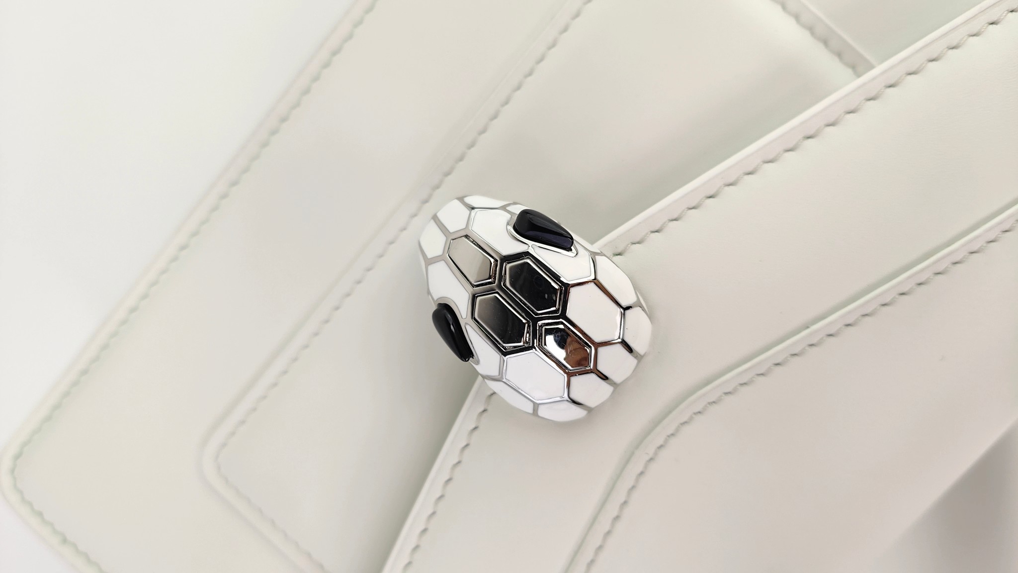 [TOP] BVLGARI Serpenti Forever Crossbody Bag 19 X 11 X 6cm - White