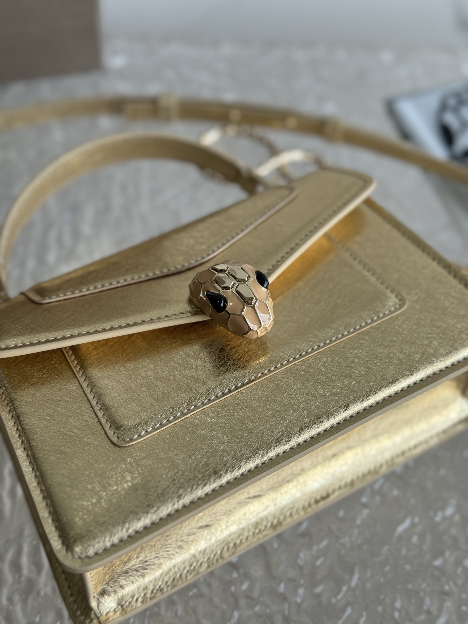 [TOP] BVLGARI Serpenti Forever Crossbody Bag 19 X 11 X 6 cm - Gold