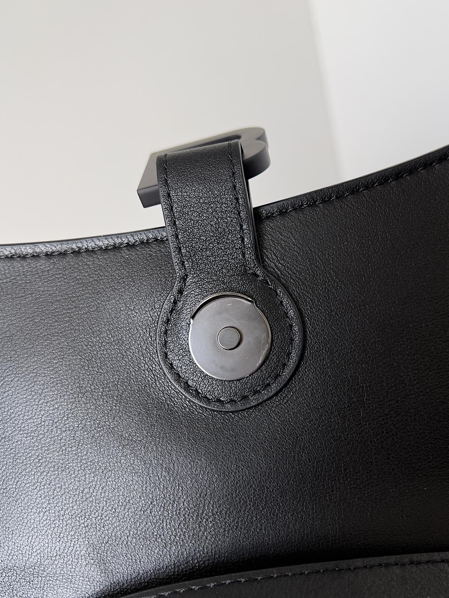 [TOP] BALENCIAGA  Downtown Bag 30.0 x 17.3 x 9.9 cm - Black