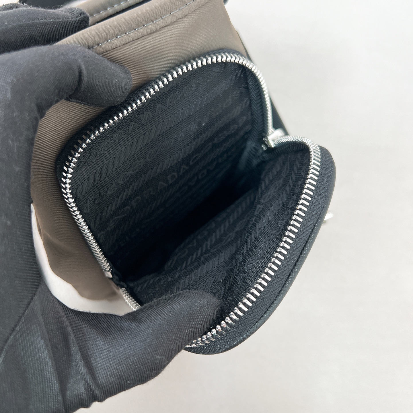 [TOP] PRADA Mobile Phone Bag Re-Nylon 13x18cm - Gray