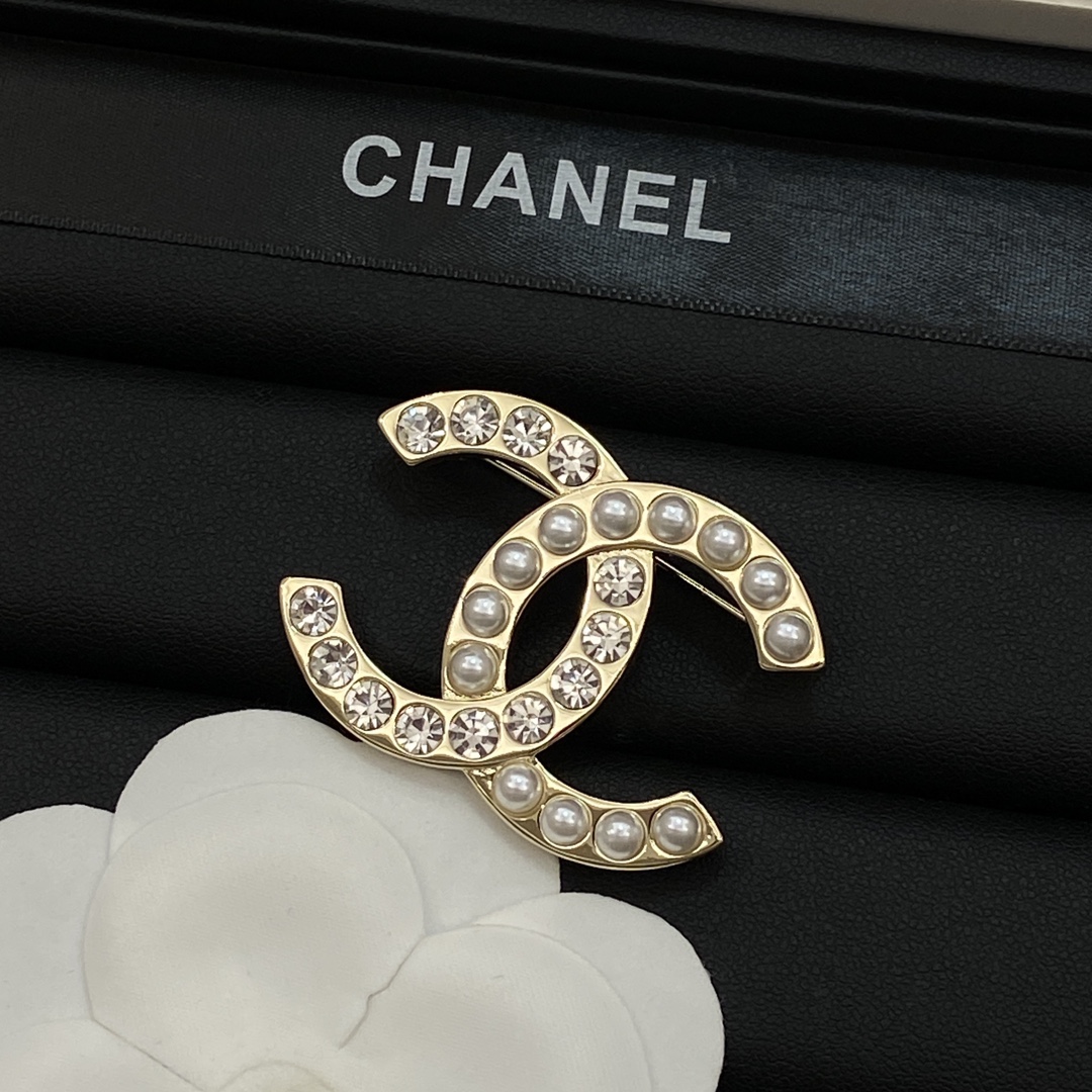 [TOP] CHANEL CC Brooch and Earrings Set - Gold