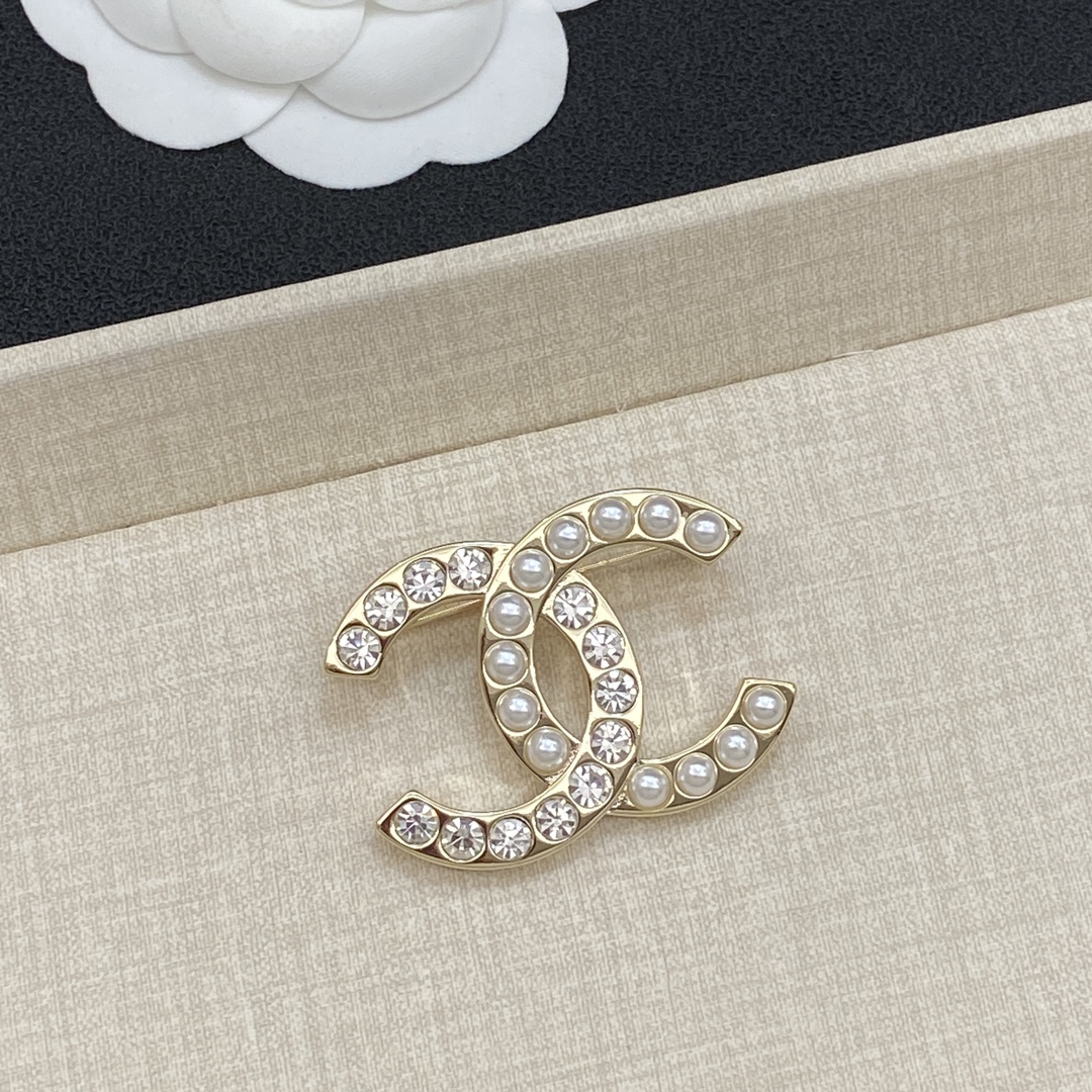 [TOP] CHANEL CC Brooch and Earrings Set - Gold