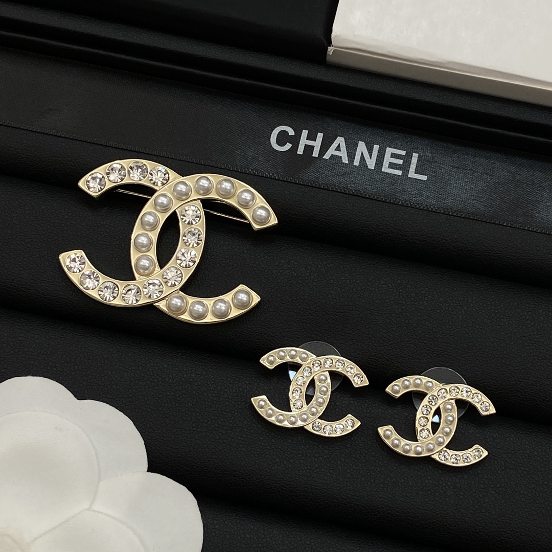 [TOP] CHANEL CC Brooch and Earrings Set - Gold