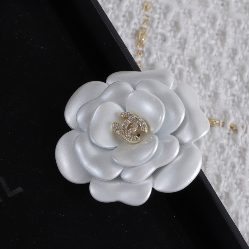 [TOP] CHANEL CC Brooch - White