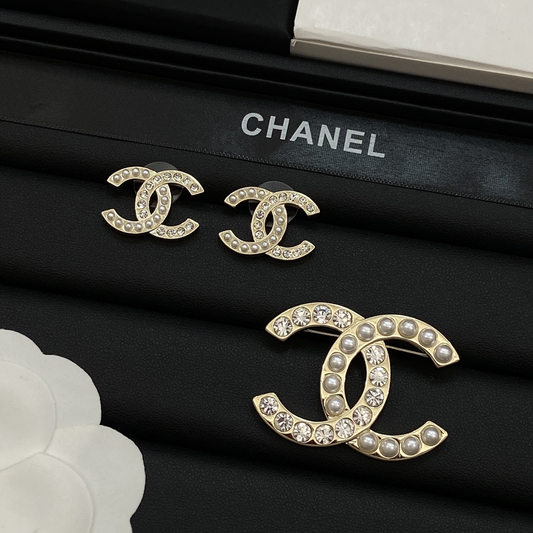 [TOP] CHANEL CC Brooch and Earrings Set - Gold