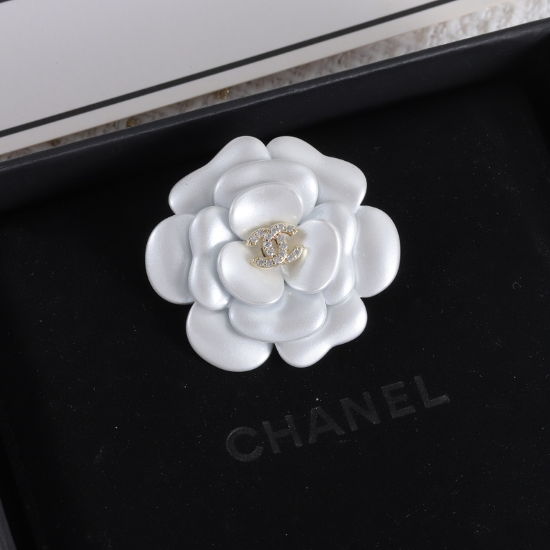 [TOP] CHANEL CC Brooch - White