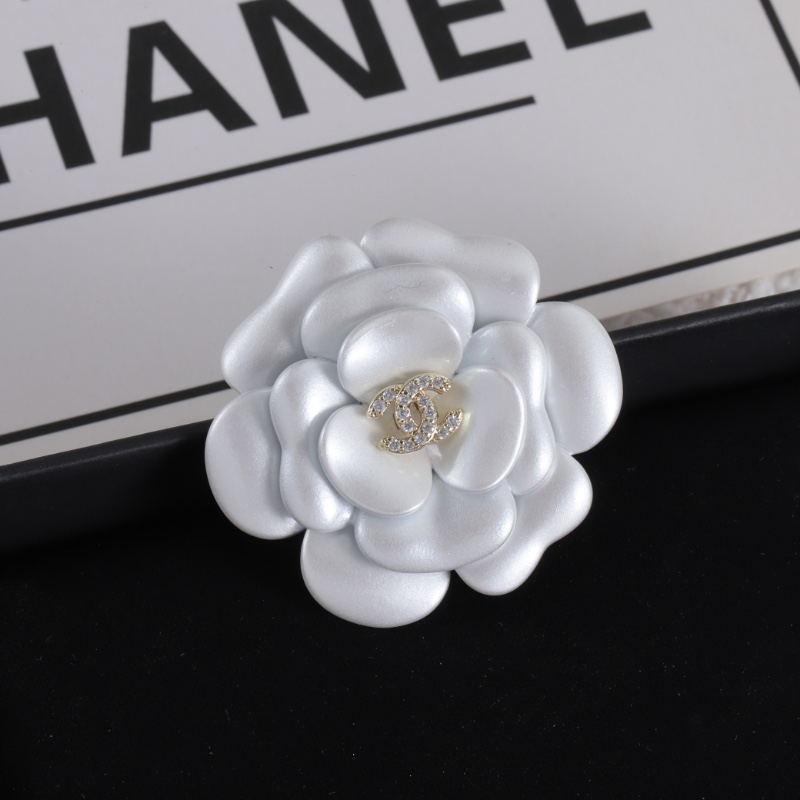 [TOP] CHANEL CC Brooch - White