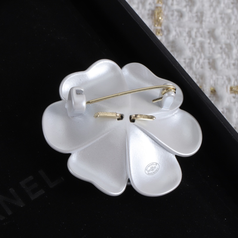 [TOP] CHANEL CC Brooch - White