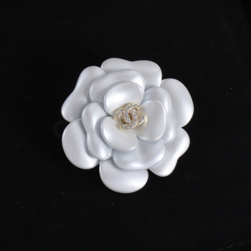 [TOP] CHANEL CC Brooch - White