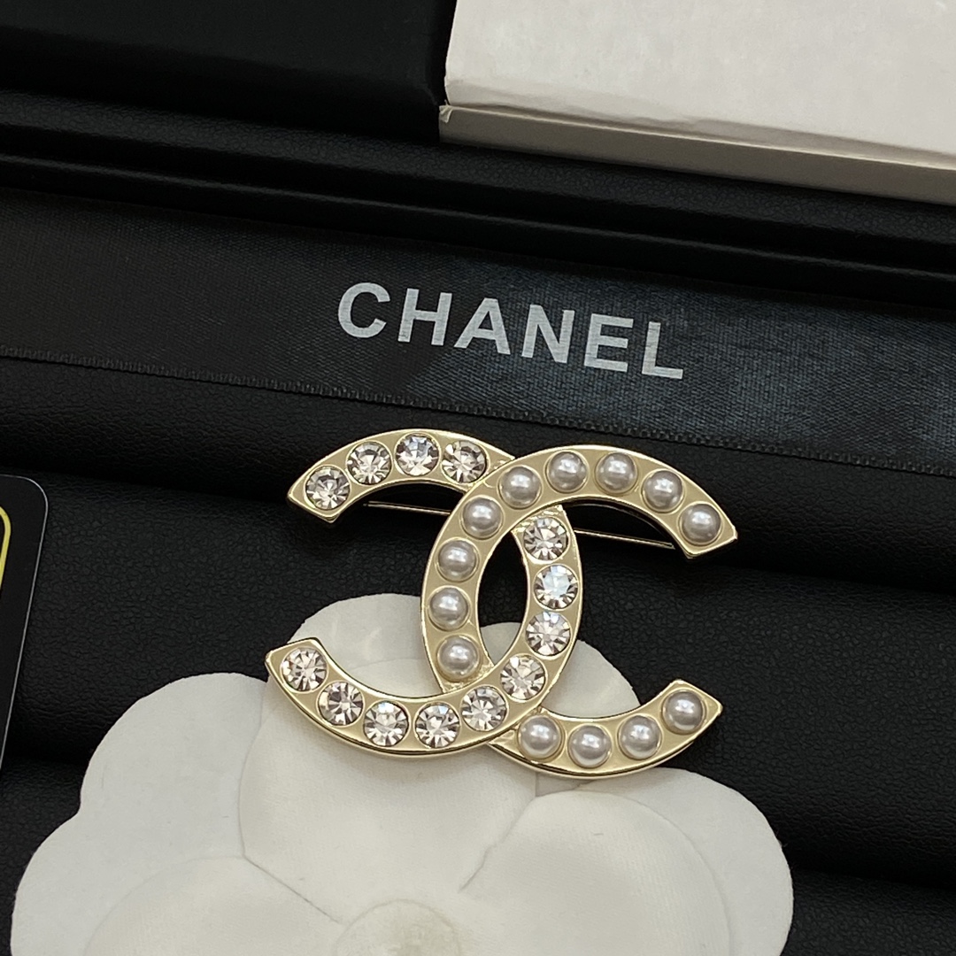 [TOP] CHANEL CC Brooch and Earrings Set - Gold