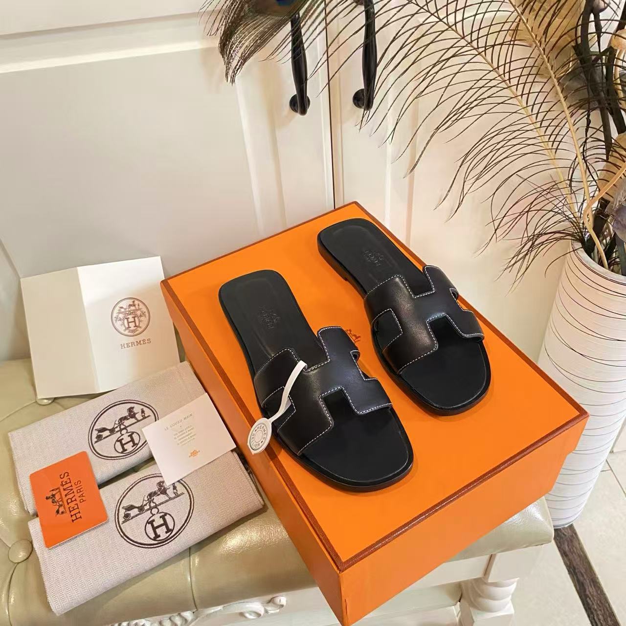 [TOP] HERMES Oran Smooth Leather Sandals - Black