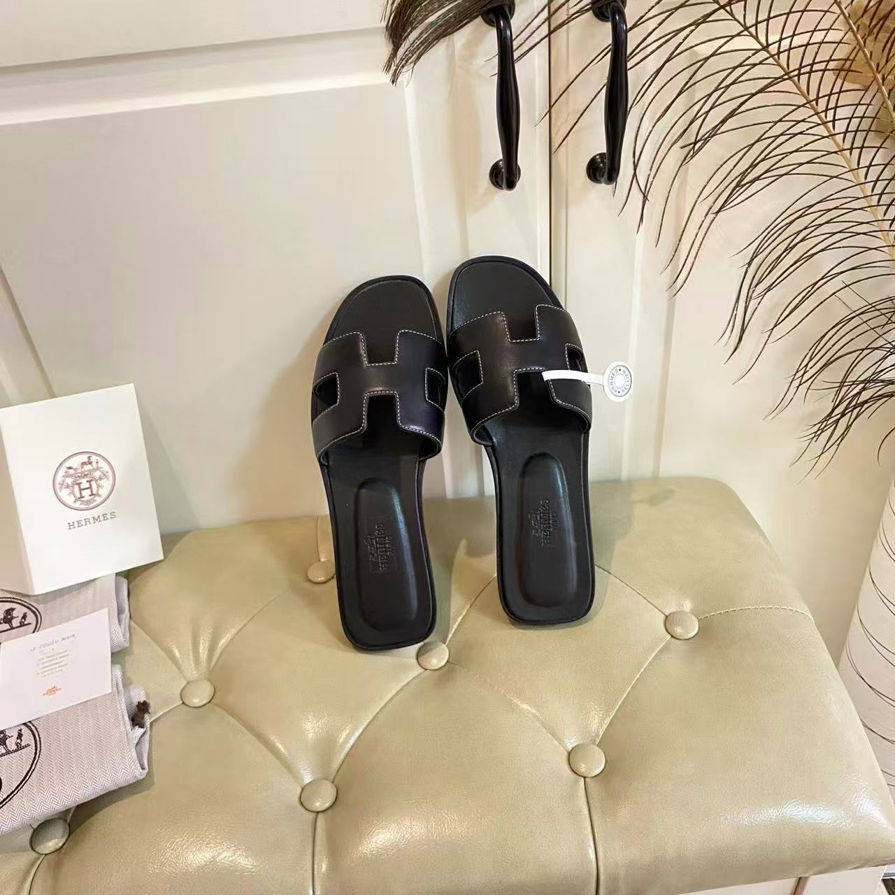 [TOP] HERMES Oran Smooth Leather Sandals - Black