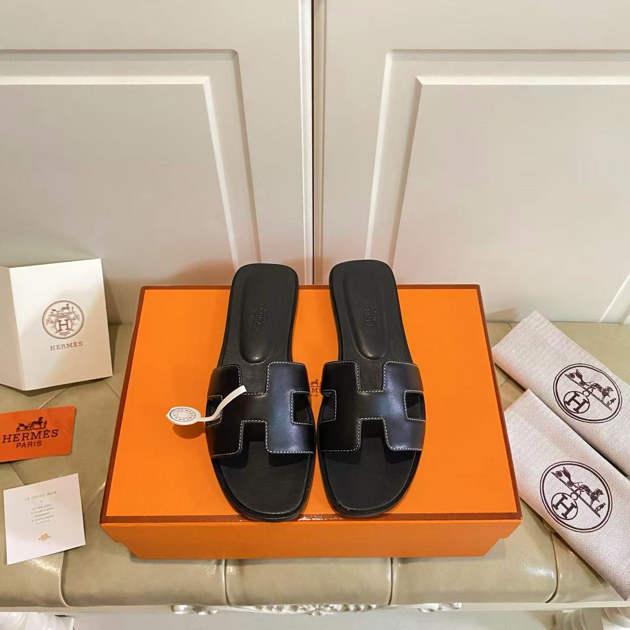 [TOP] HERMES Oran Smooth Leather Sandals - Black