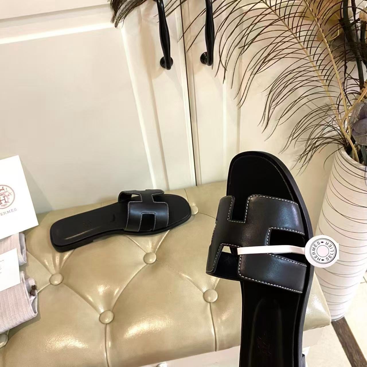 [TOP] HERMES Oran Smooth Leather Sandals - Black