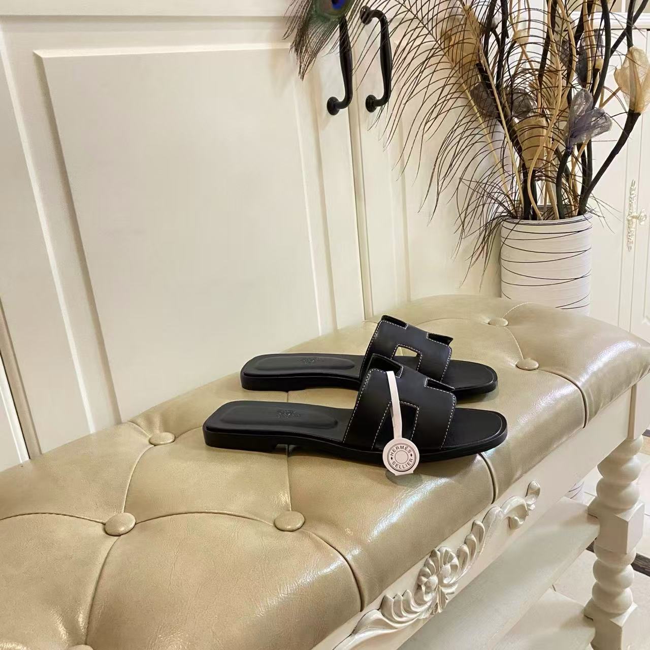 [TOP] HERMES Oran Smooth Leather Sandals - Black