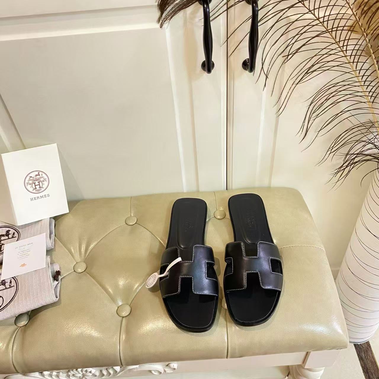 [TOP] HERMES Oran Smooth Leather Sandals - Black