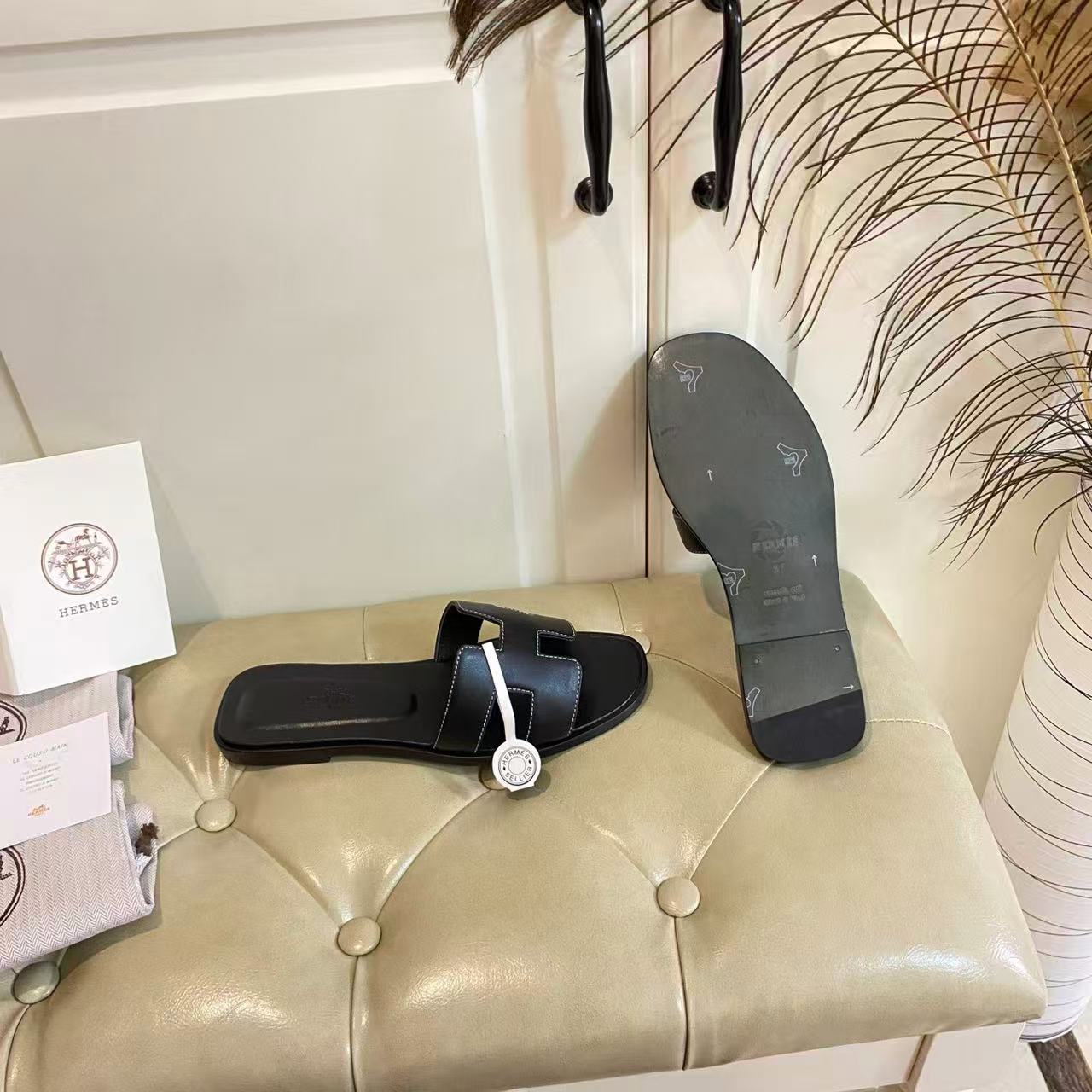 [TOP] HERMES Oran Smooth Leather Sandals - Black