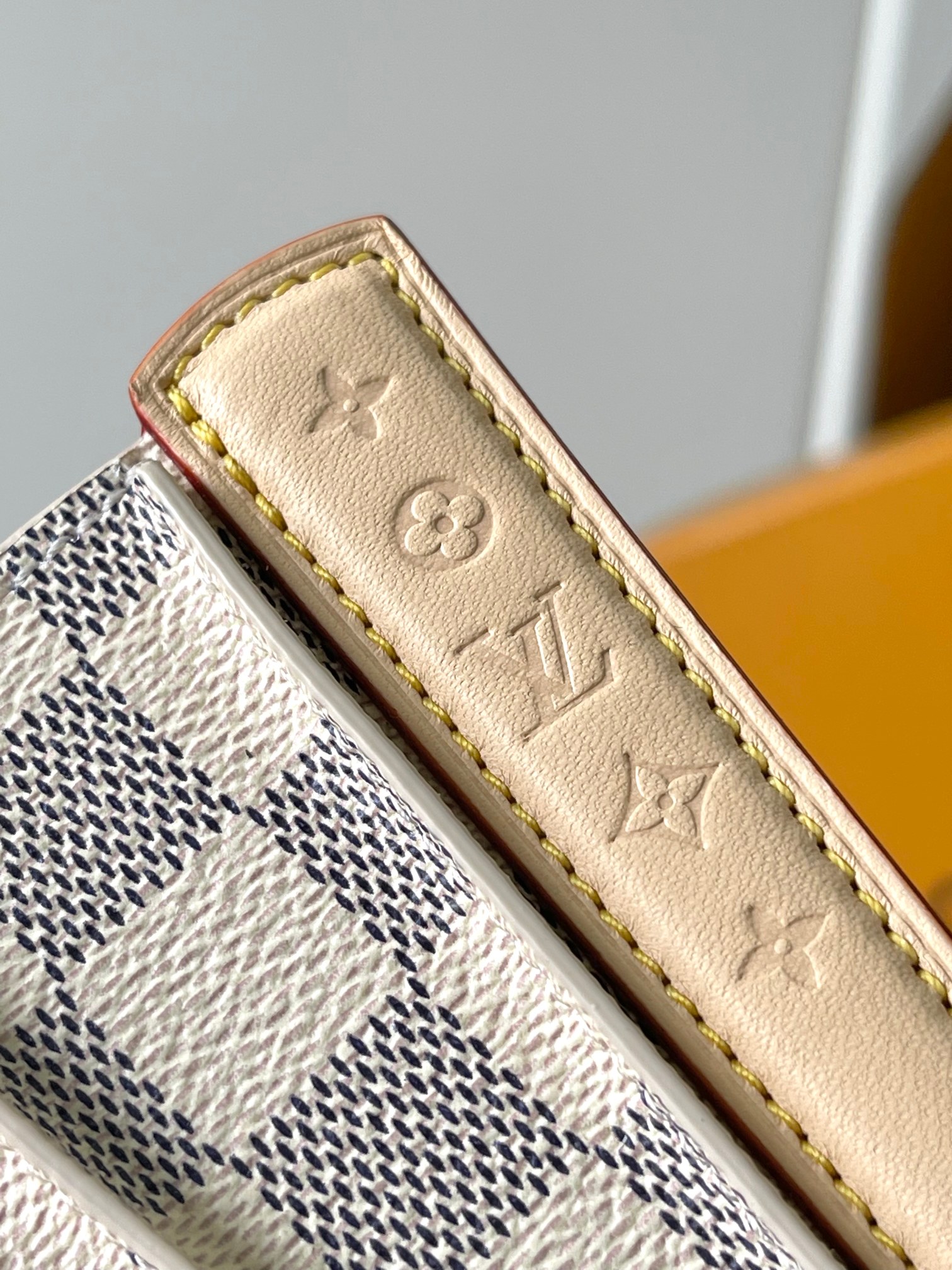 [TOP] Louis Vuitton LV Monogram Fan Handbag 19*6*37cm - White