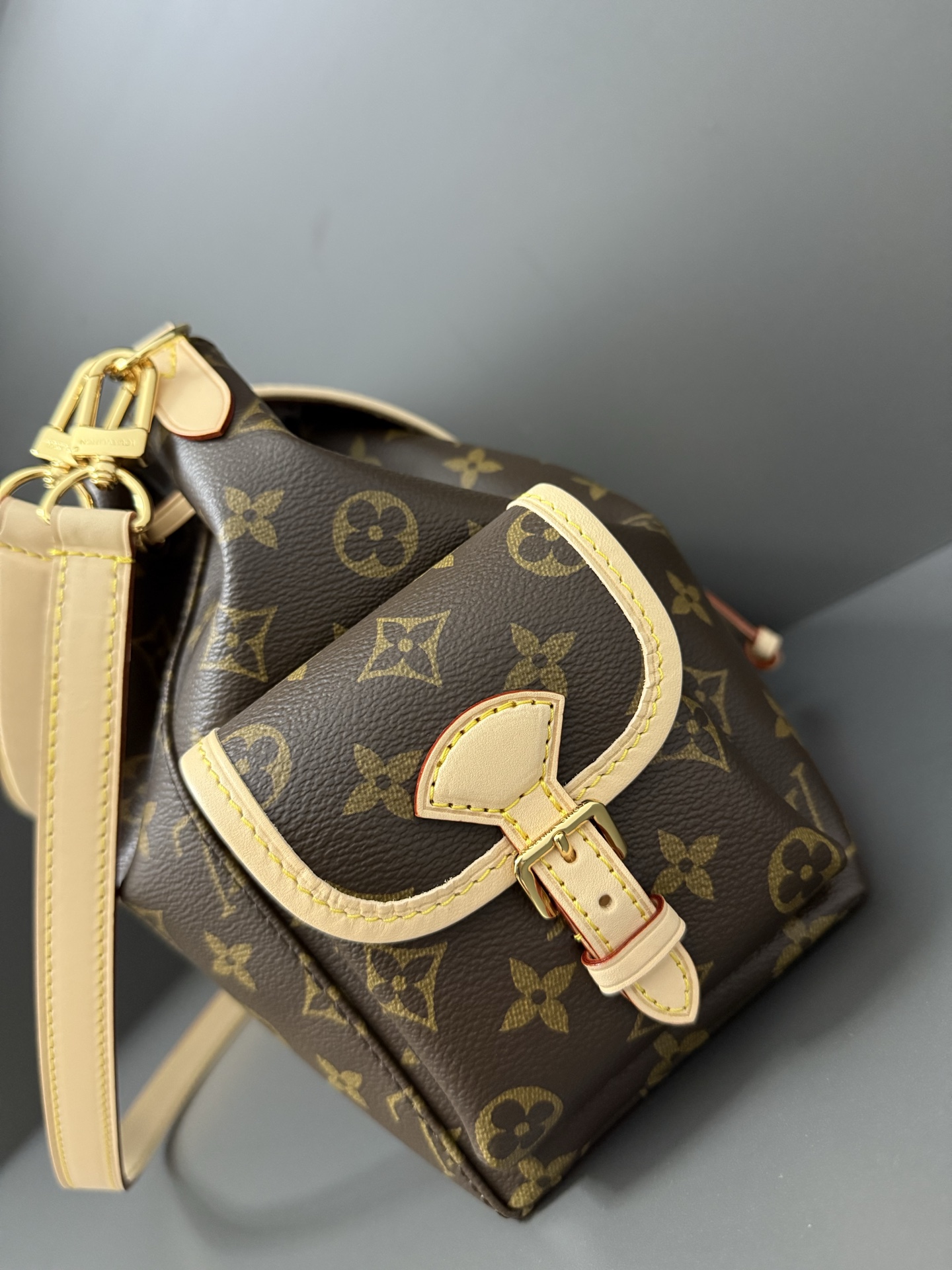 [TOP] Louis Vuitton LV Odyssee  Handbag 24 x 18 x 36cm - Brown