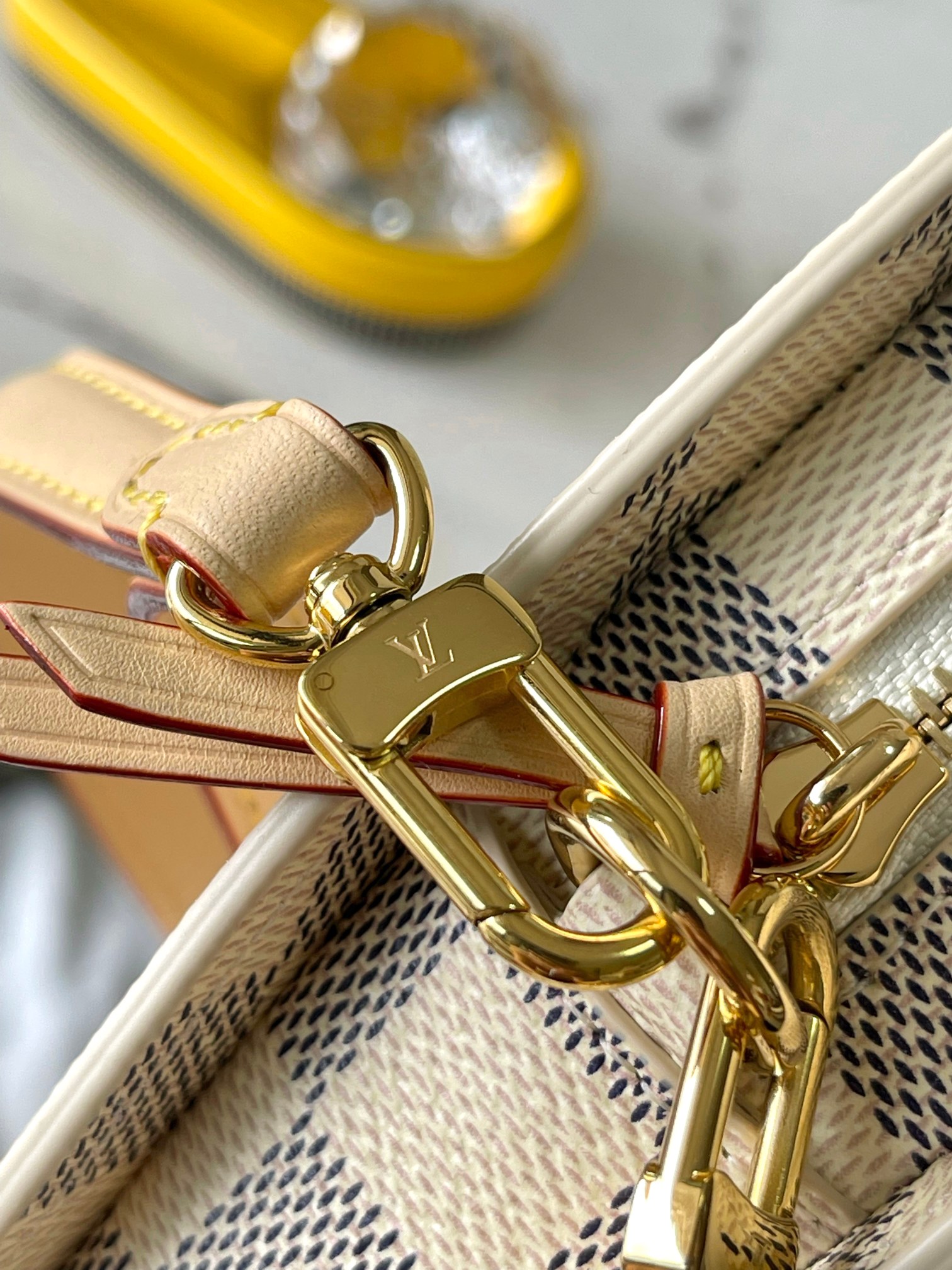 [TOP] Louis Vuitton LV Monogram Fan Handbag 19*6*37cm - White