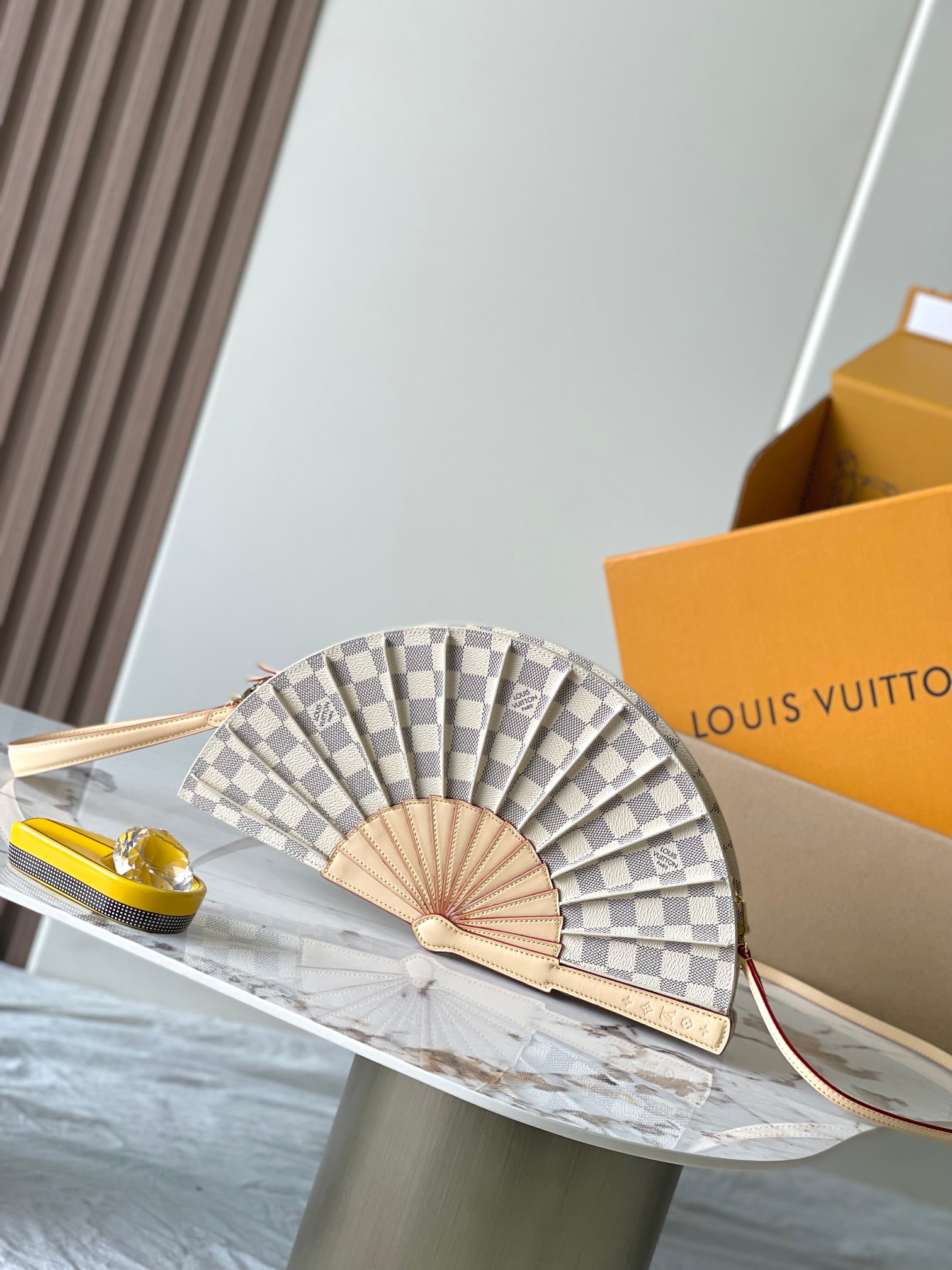 [TOP] Louis Vuitton LV Monogram Fan Handbag 19*6*37cm - White