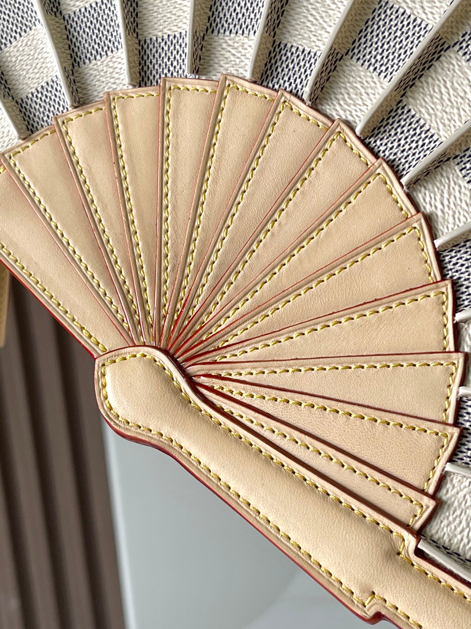 [TOP] Louis Vuitton LV Monogram Fan Handbag 19*6*37cm - White