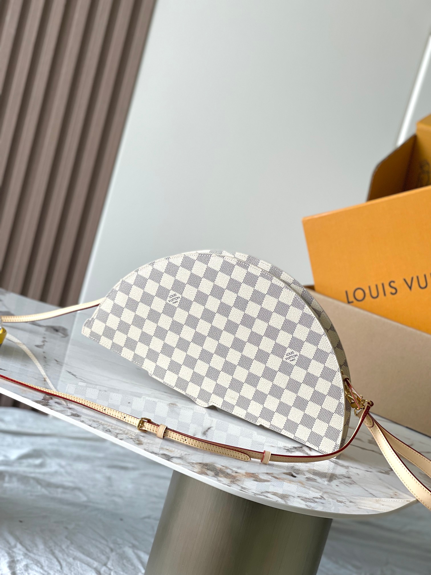 [TOP] Louis Vuitton LV Monogram Fan Handbag 19*6*37cm - White