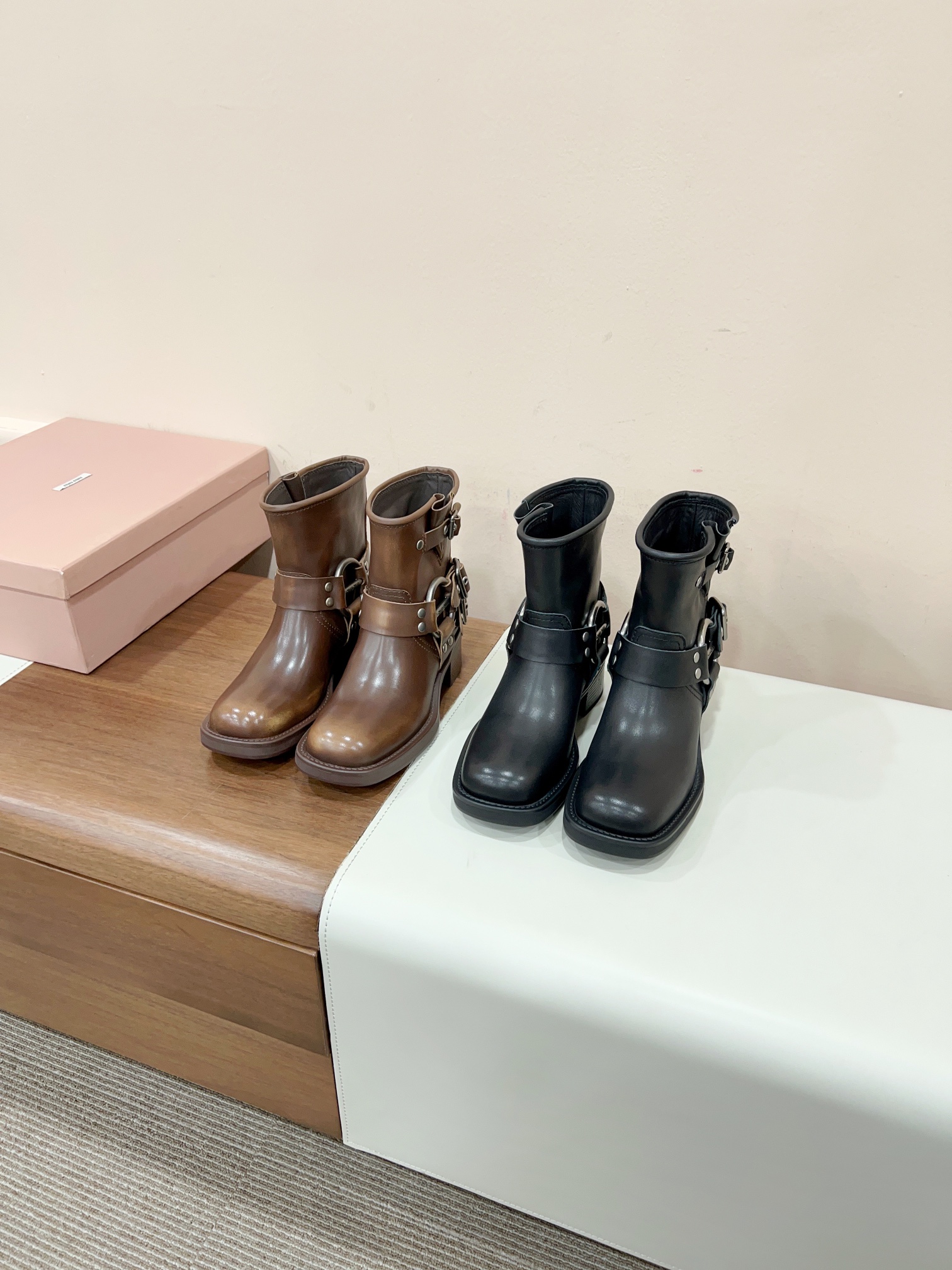 [TOP] Miu Miu Retro Western Catwalk Motorcycle Short Boots - 2 Colors