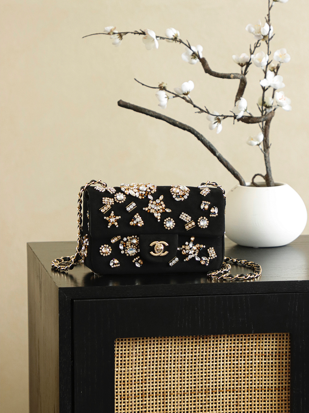 [TOP] CHANEL Classic Flap Bag Embroidery 10x20x7cm - Black