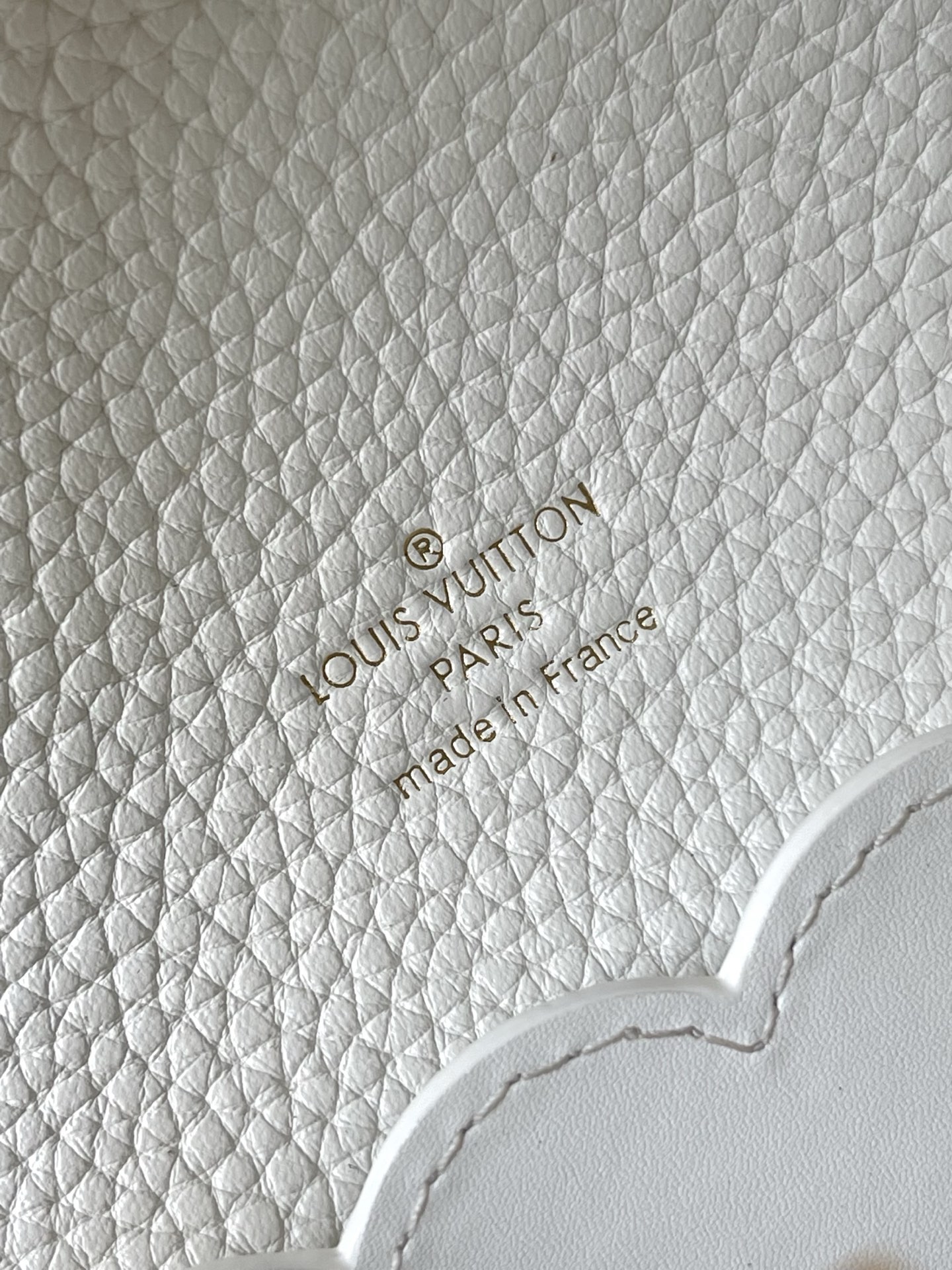 [TOP] Louis Vuitton LV Capucine Bag 21x8x14 cm - White