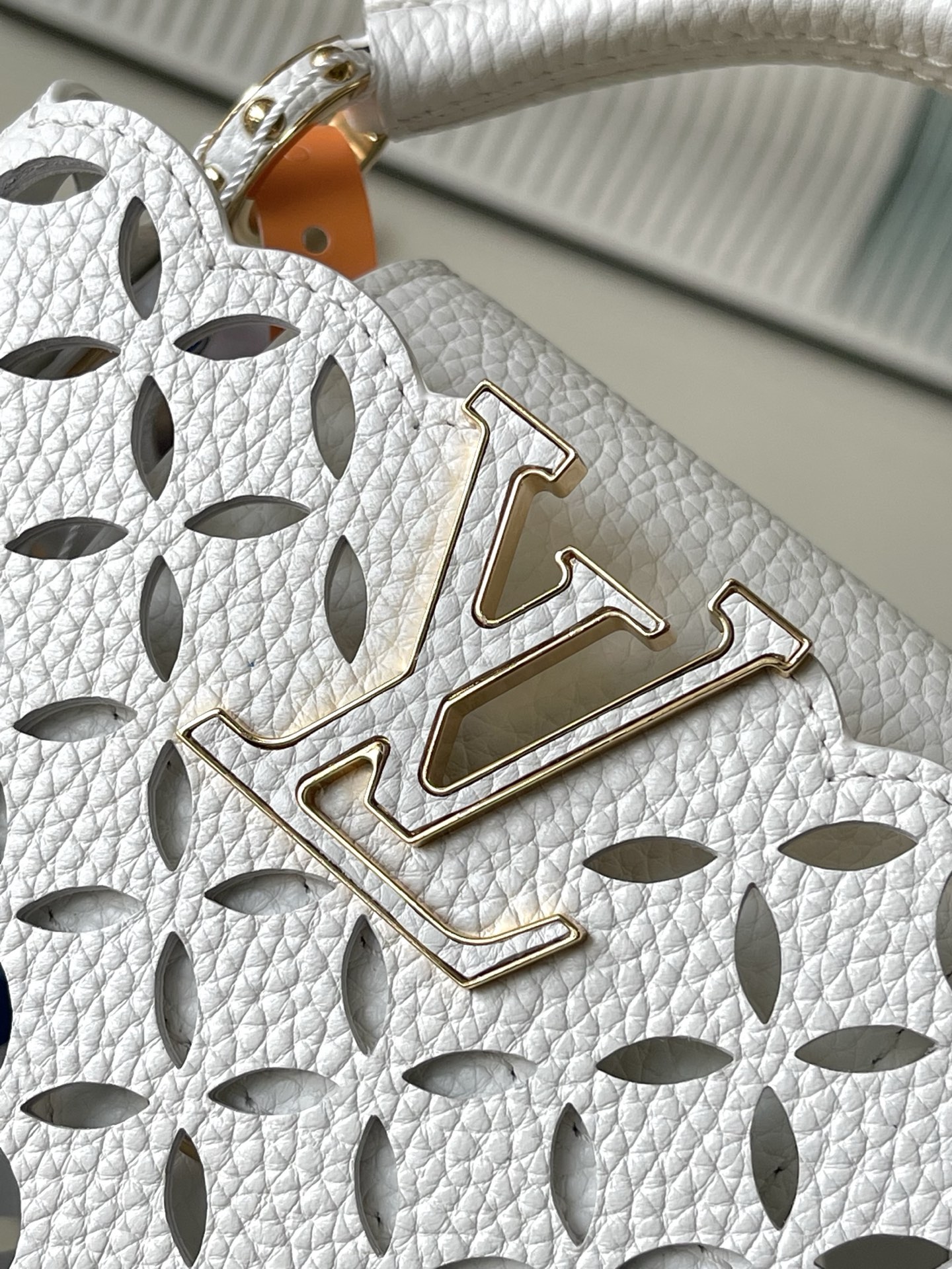 [TOP] Louis Vuitton LV Capucine Bag 21x8x14 cm - White