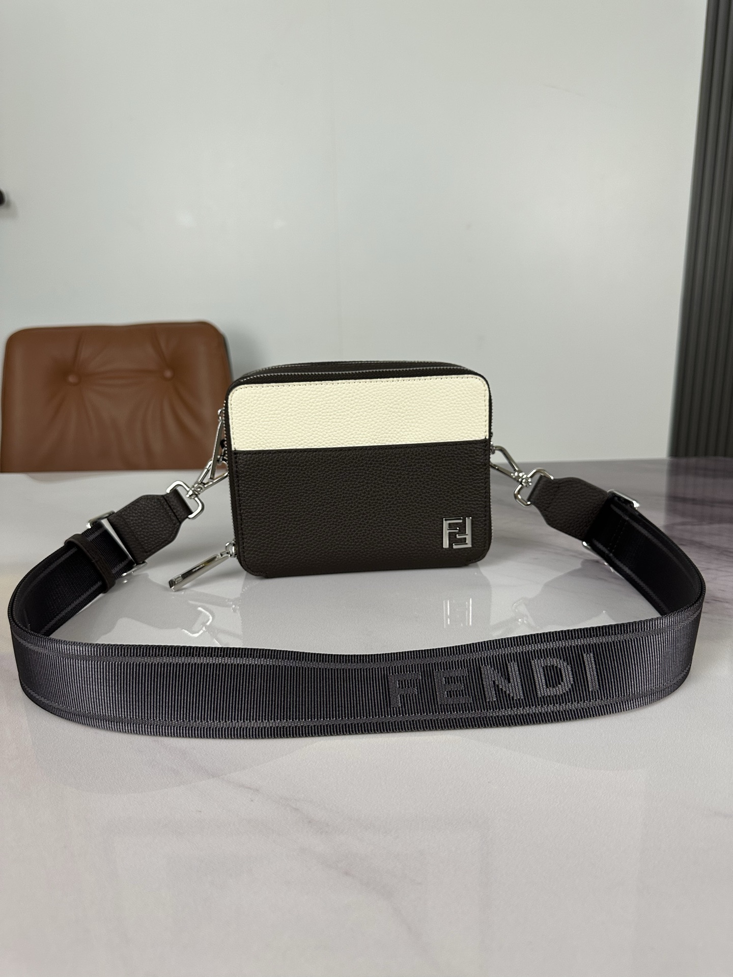 [TOP] FENDI Men's Commuting Bags - White