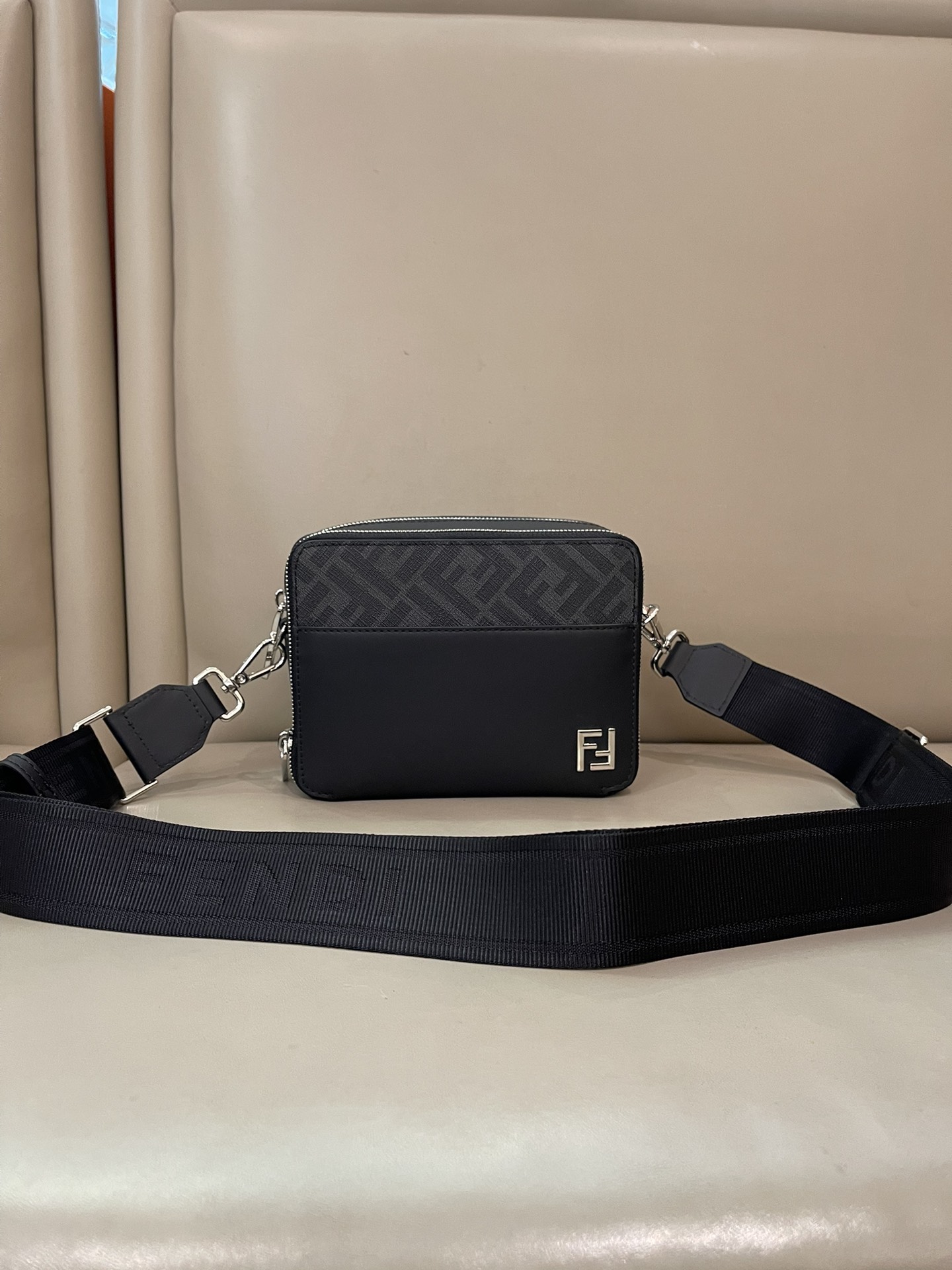 [TOP] FENDI Men's Commuting Bags - 2 Colors
