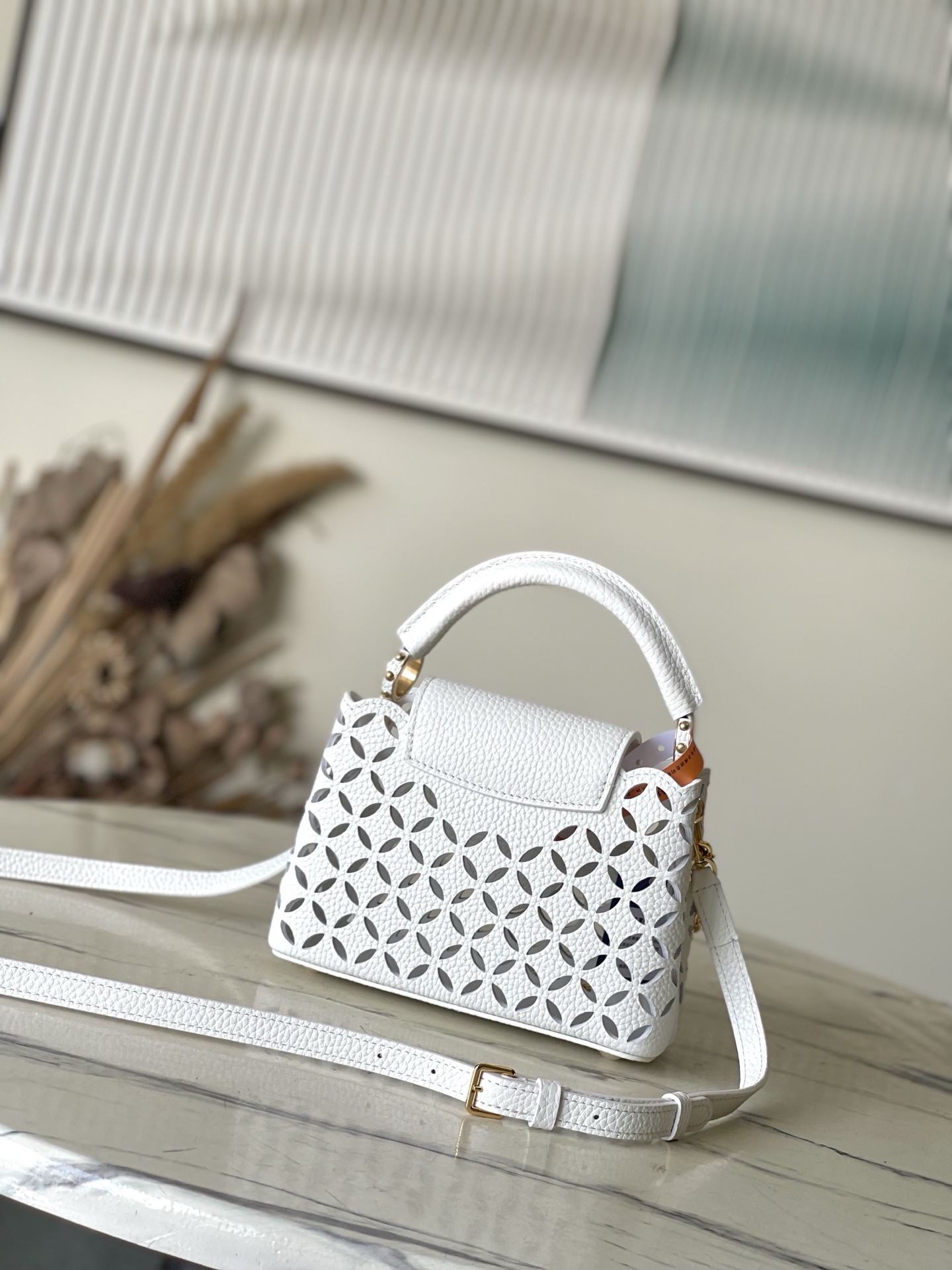 [TOP] Louis Vuitton LV Capucine Bag 21x8x14 cm - White