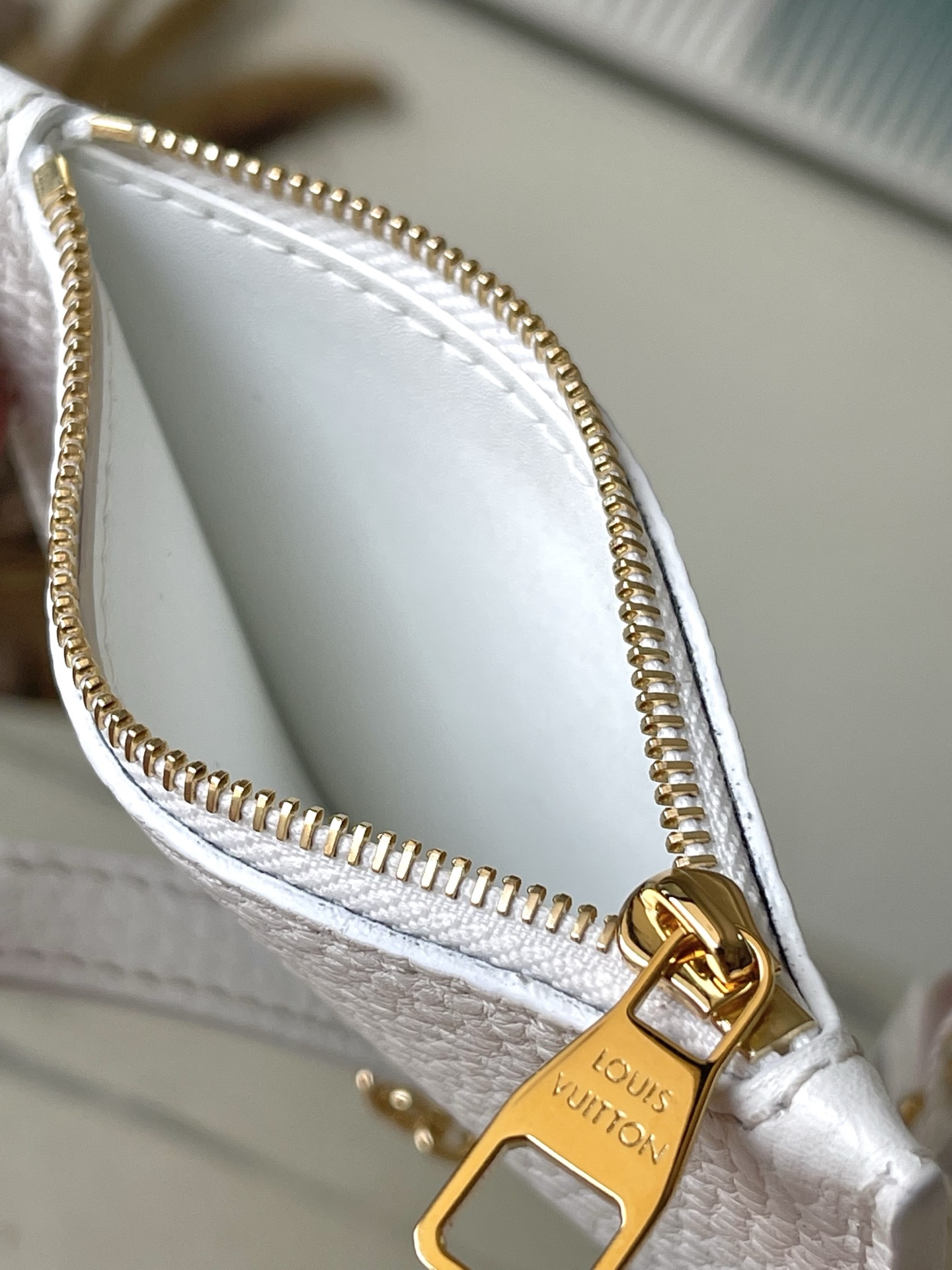 [TOP] Louis Vuitton LV Capucine Bag 21x8x14 cm - White