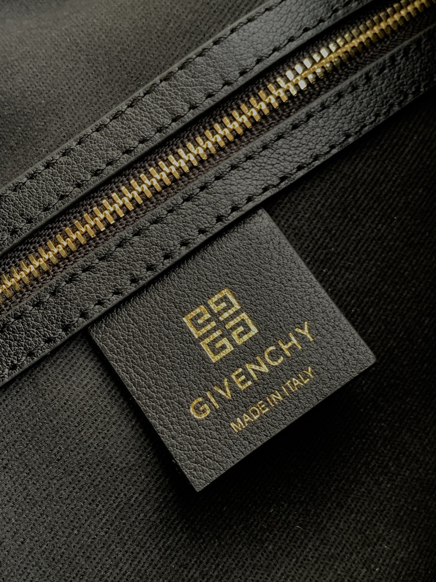 [TOP] GIVENCHY Voyounano Bag 40x27x6.5cm - Black