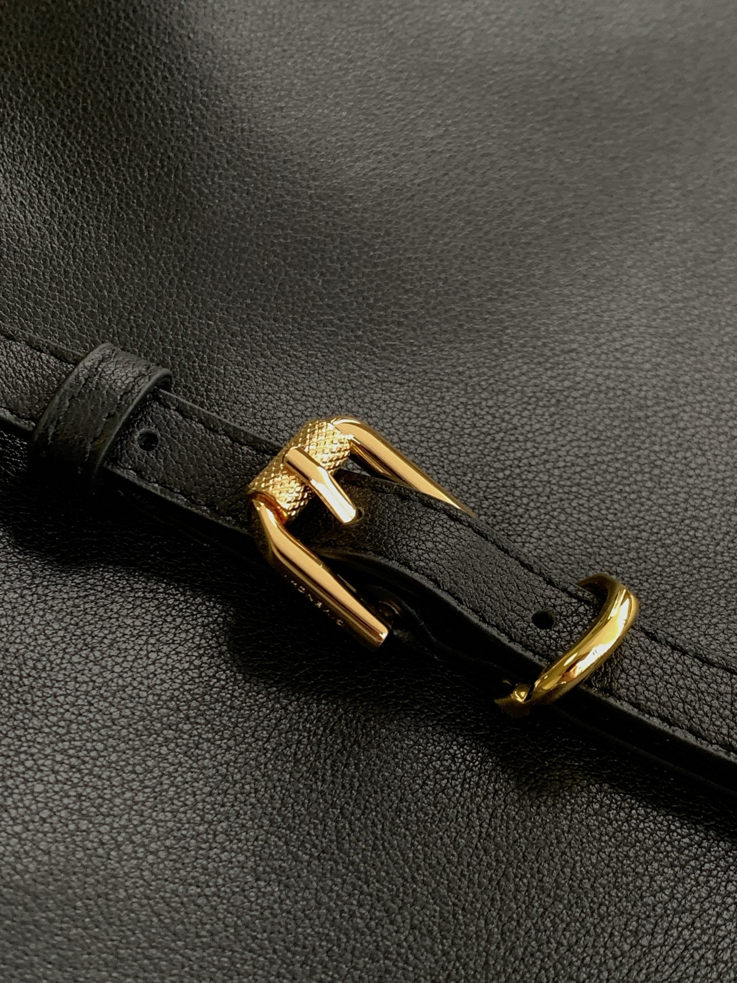 [TOP] GIVENCHY Voyounano Bag 40x27x6.5cm - Black