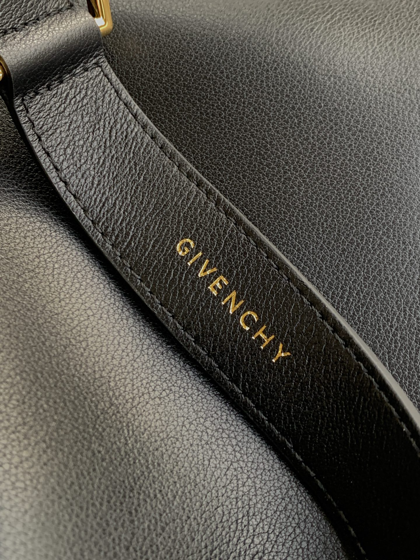 [TOP] GIVENCHY Voyounano Bag 40x27x6.5cm - Black