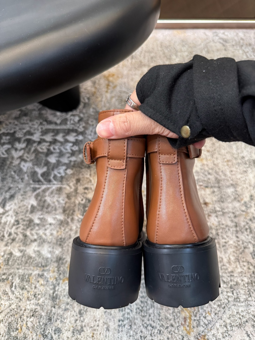 [TOP] VALENTINO 6cm Mid Heel Cowhide Short Boots  - Black